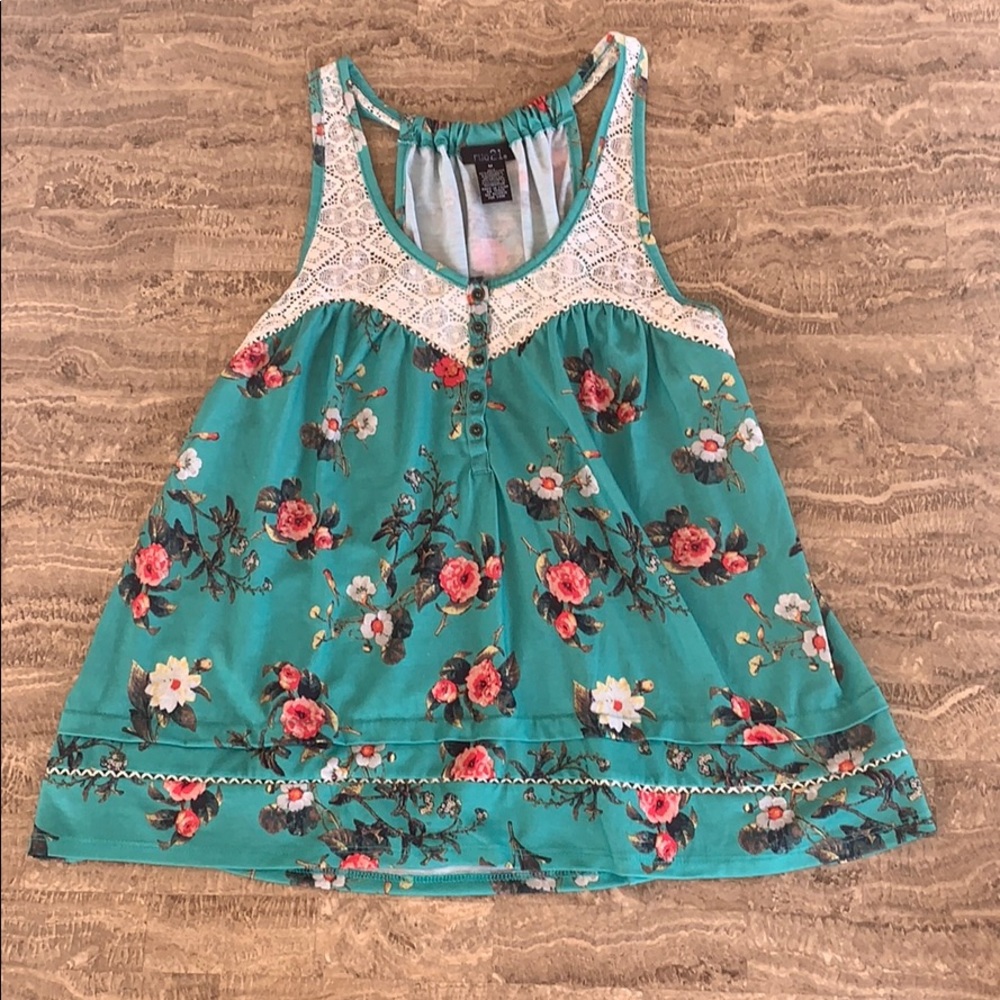 Rue 21 floral tank top💚